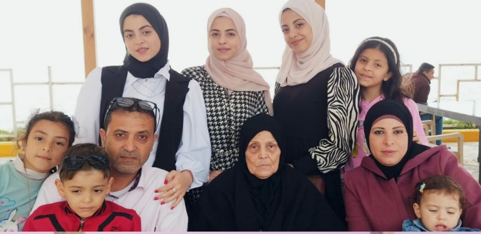Dix membres de la famille Jweifel. Debout : Nada, Wafa', Wala' et Sama. Assis : Farah, Yousef, Hisham, Khadra, Ola et Salma.